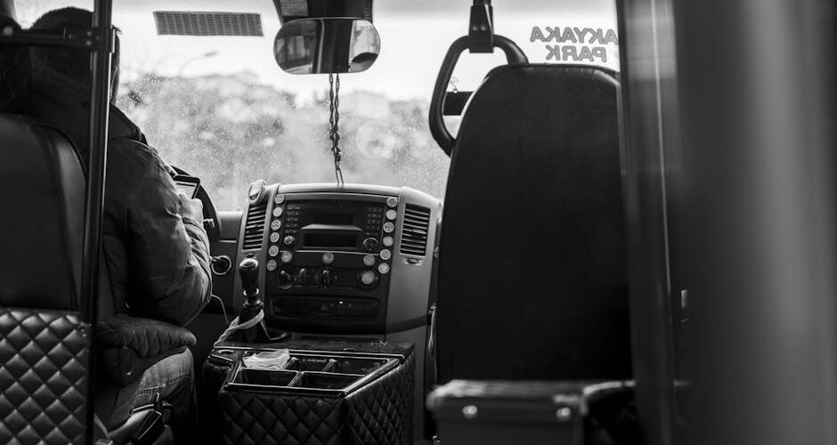 Een Connexxion buschauffeur aan het werk in een stadsomgeving, klaar om passagiers te vervoeren.