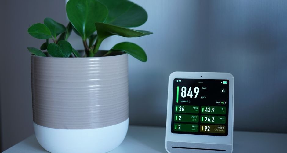 Een moderne 2-in-1 ontvochtiger en luchtreiniger in een sfeervol interieur, ideaal voor een gezond binnenklimaat.
