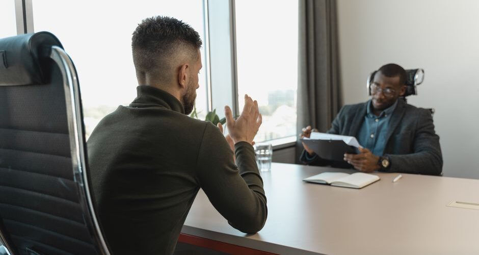 Een recruiter die referenties natrekt voor een kandidaat, met een notitieblok en een telefoon.