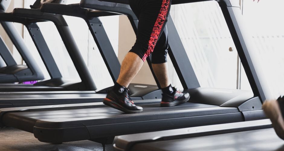 Een moderne loopband met een tv scherm, ideaal voor motiverende thuis workouts en fitnesstraining.